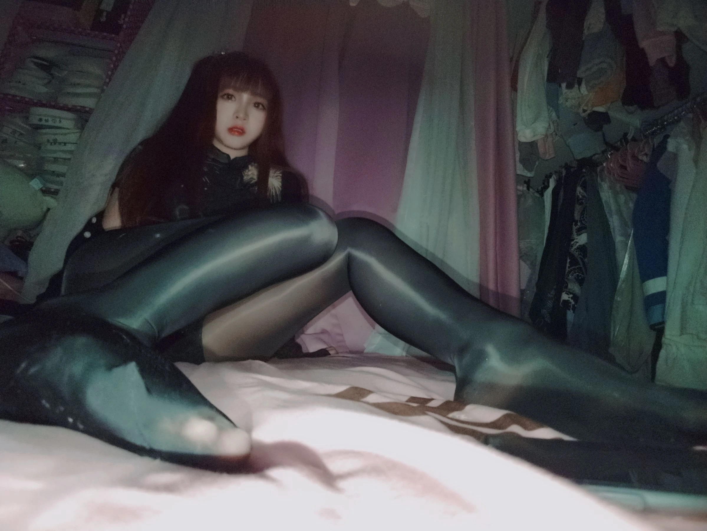 二次元美女古川kagura – 亮丝黑旗袍插图4