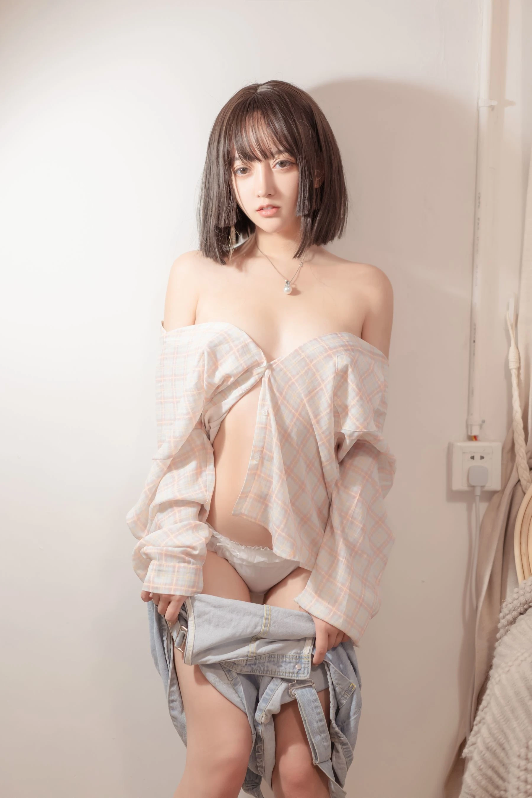斗鱼米线线sama写真 背带裤插图4
