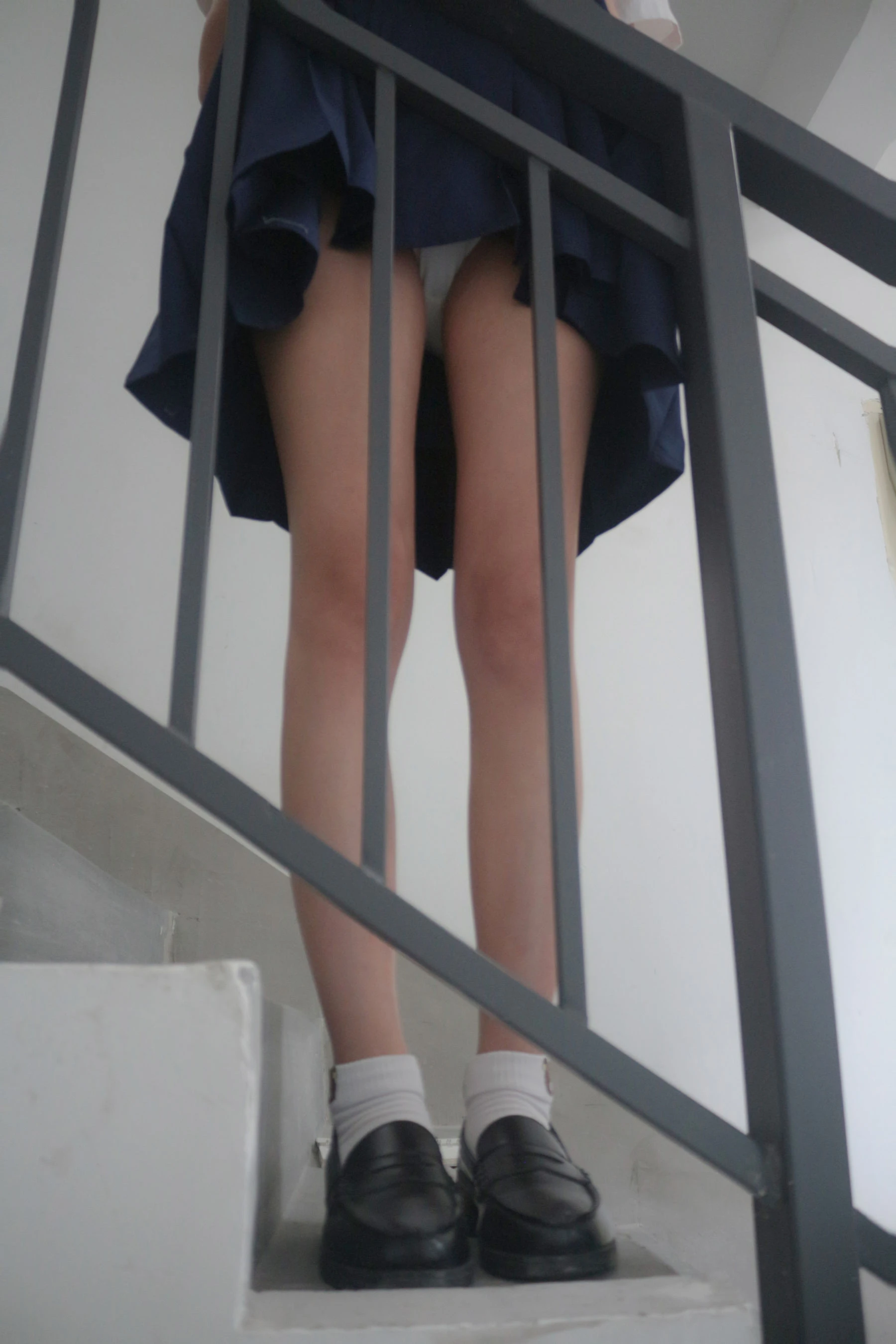 是暖暖呀 – 楼道阳光 [13P]插图1