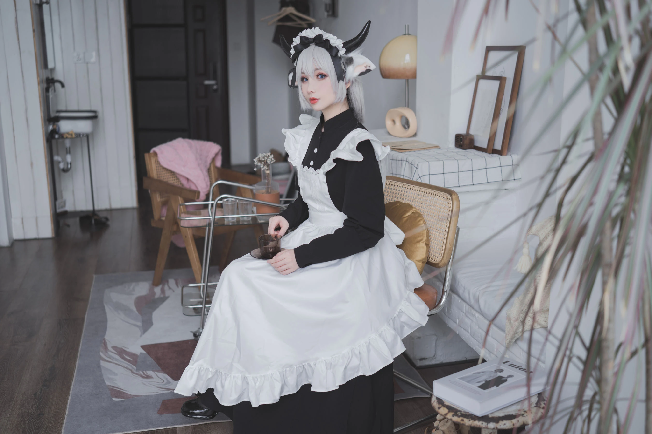 COS福利rioko凉凉子 – 贴心的奶牛女仆 [45P]插图2