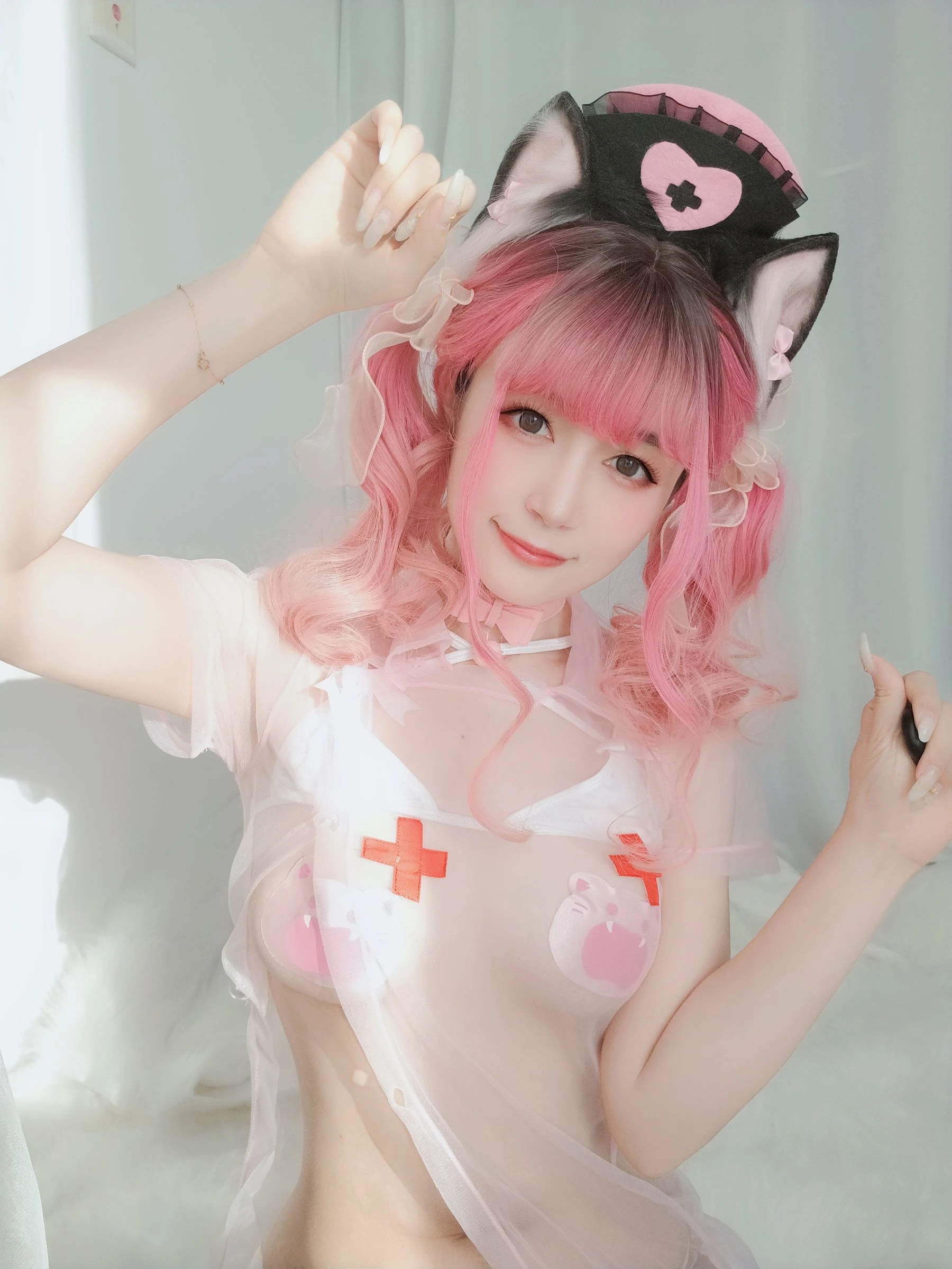 Coser小姐姐白银 – 猫咪护士插图1