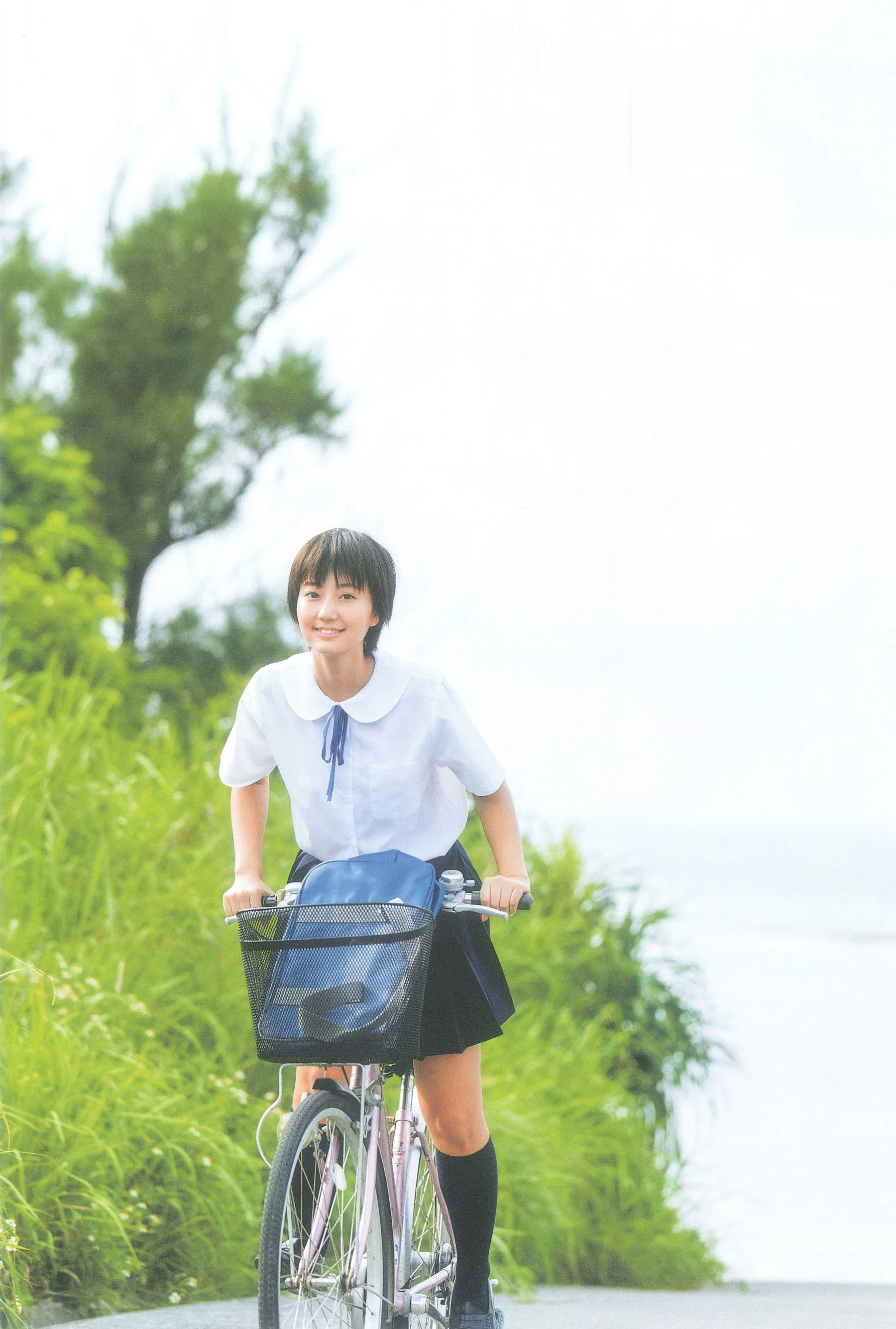 Manami Arai 新井愛瞳『セブンティーンズ?ブルー』1st写真集插图2