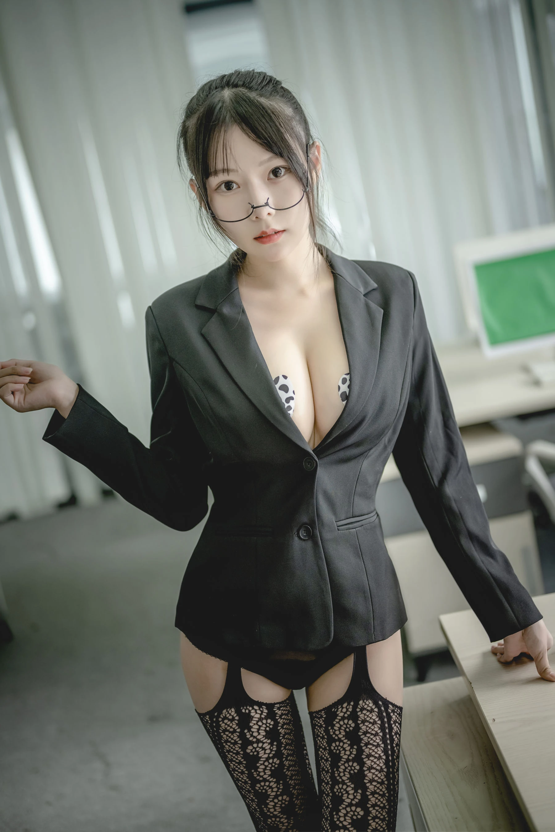 香草喵露露 – 黑色西装插图3