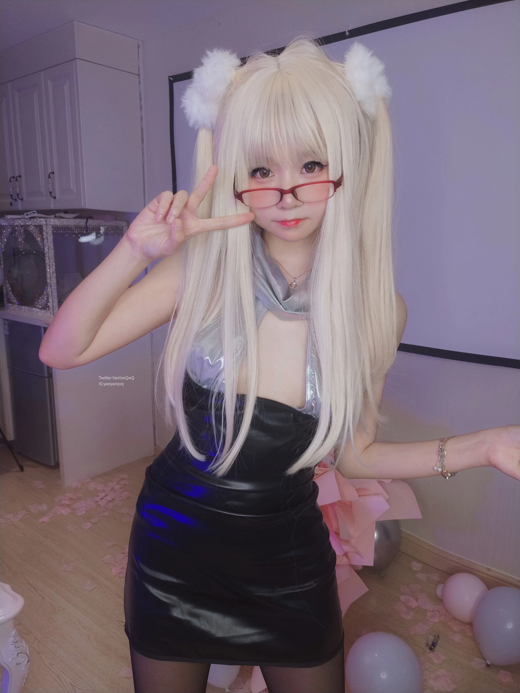 萌妹子Coser摇摇乐yoyo – 黑色长筒袜高清在线欣赏-撸撸奈子