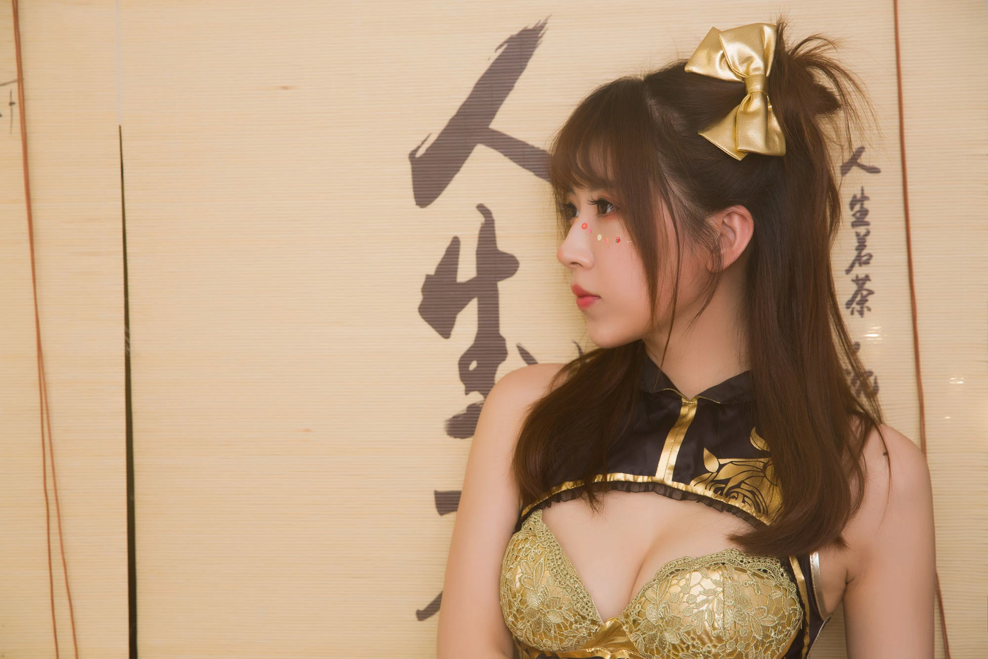 斗鱼主播小女巫露娜 – 金丝旗袍插图4