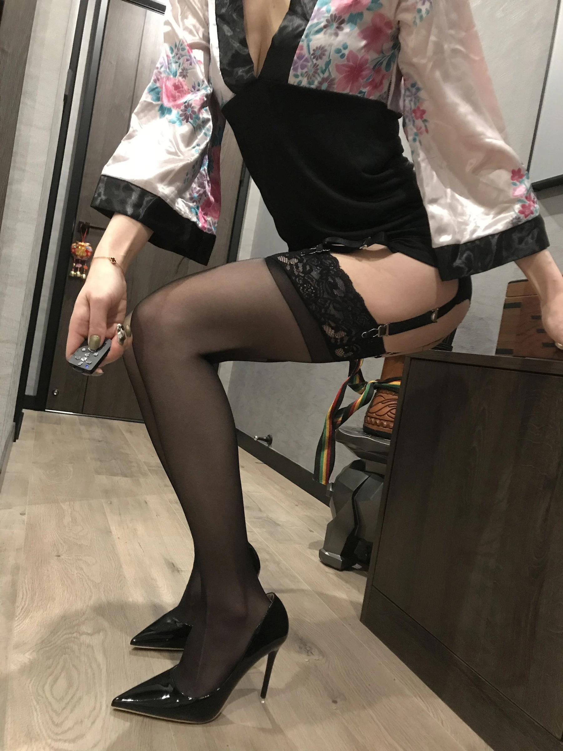 丝足博主麋鹿_Monroe 2020.03.15 睡袍黑丝插图4