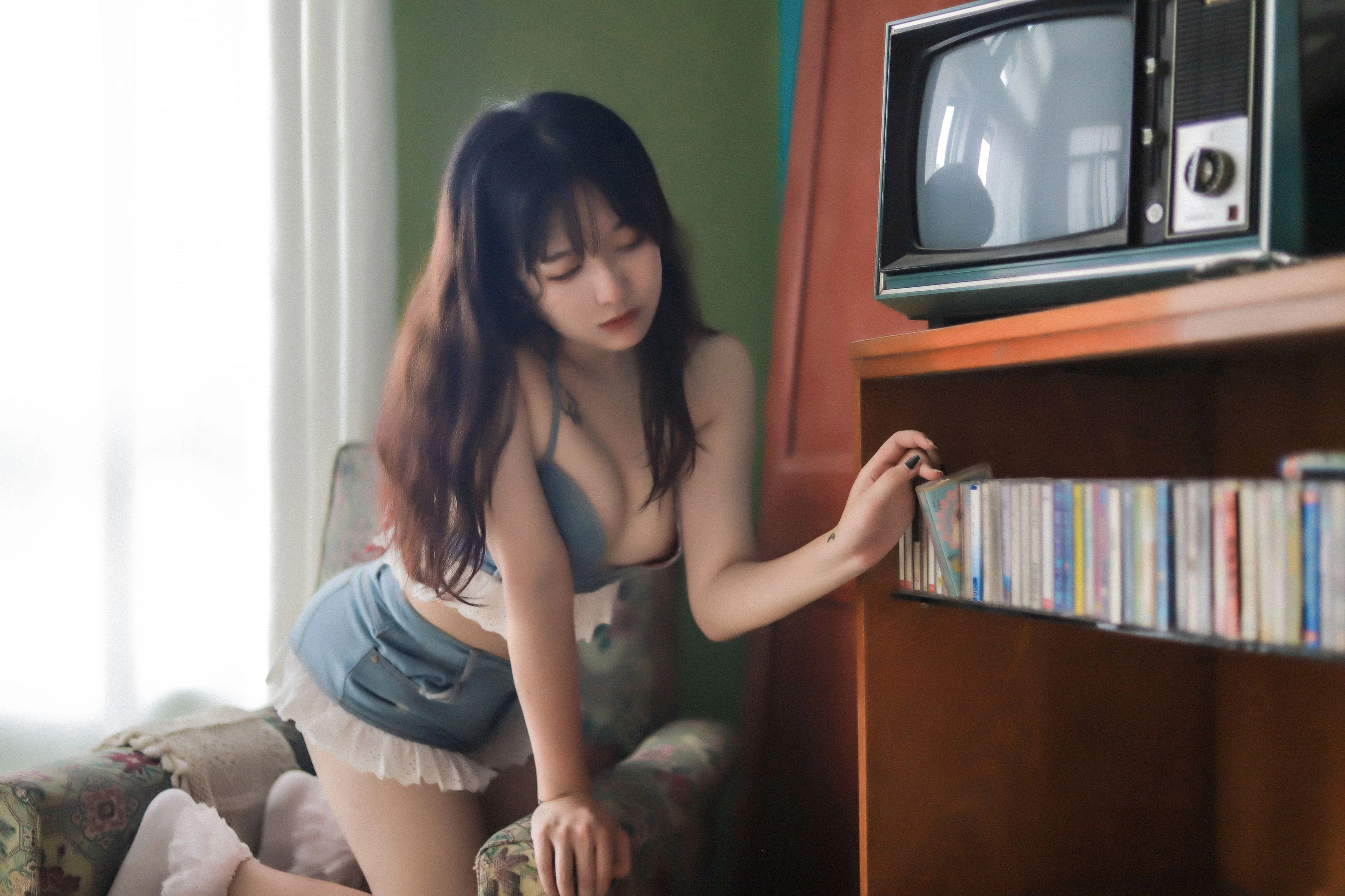 奇行家狗崽 – 桃子听蝉插图1