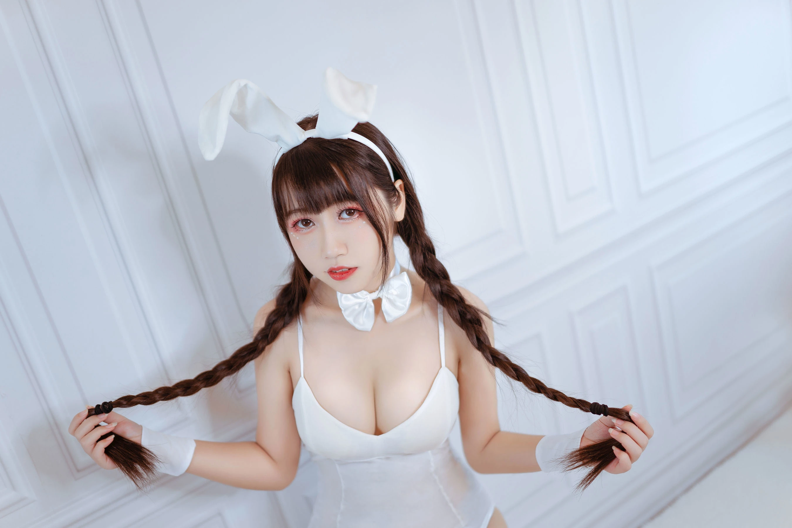 微博人气Coser不呆猫 白色兔女郎插图1
