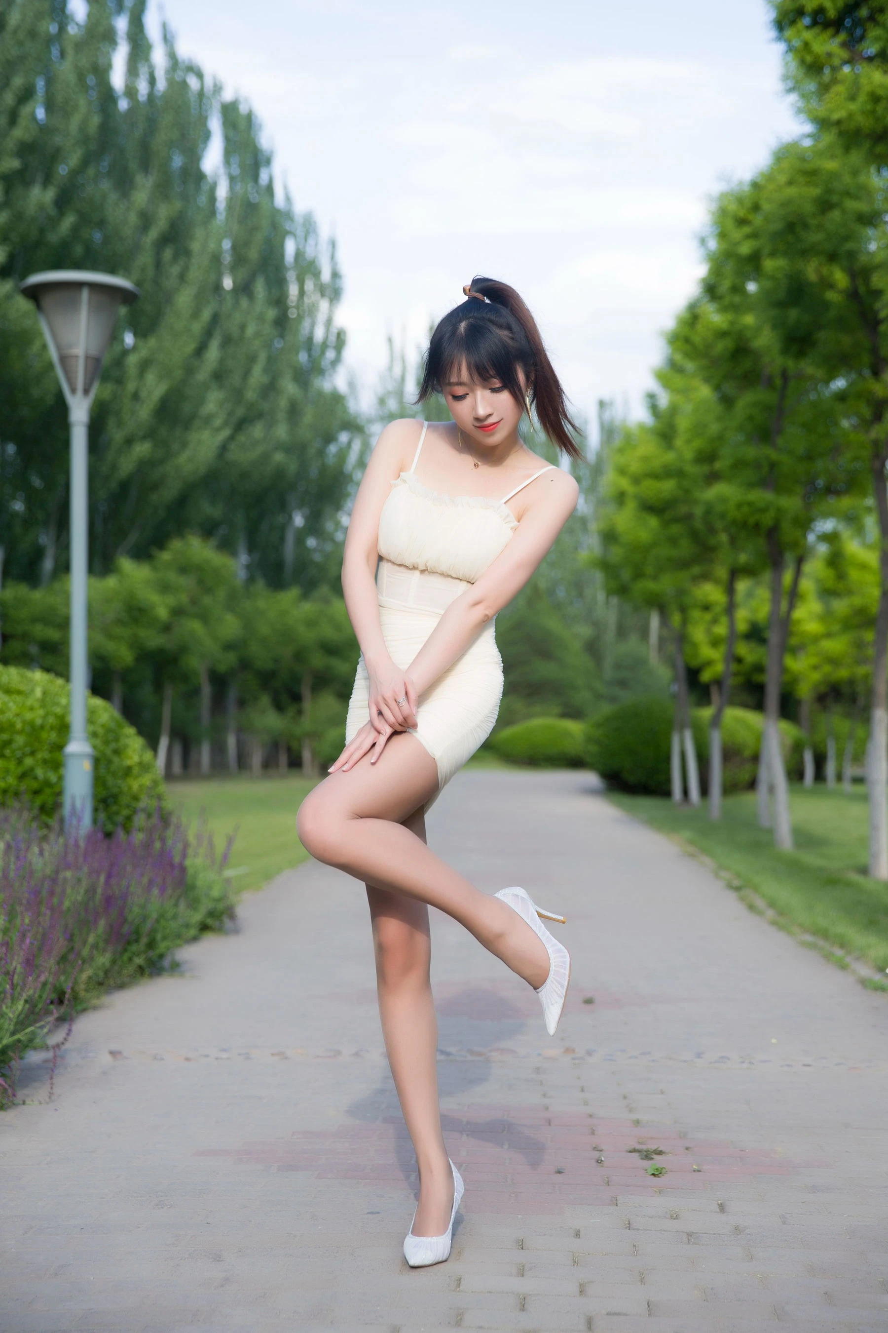 斗鱼主播小女巫露娜 – 户外小米裙插图4