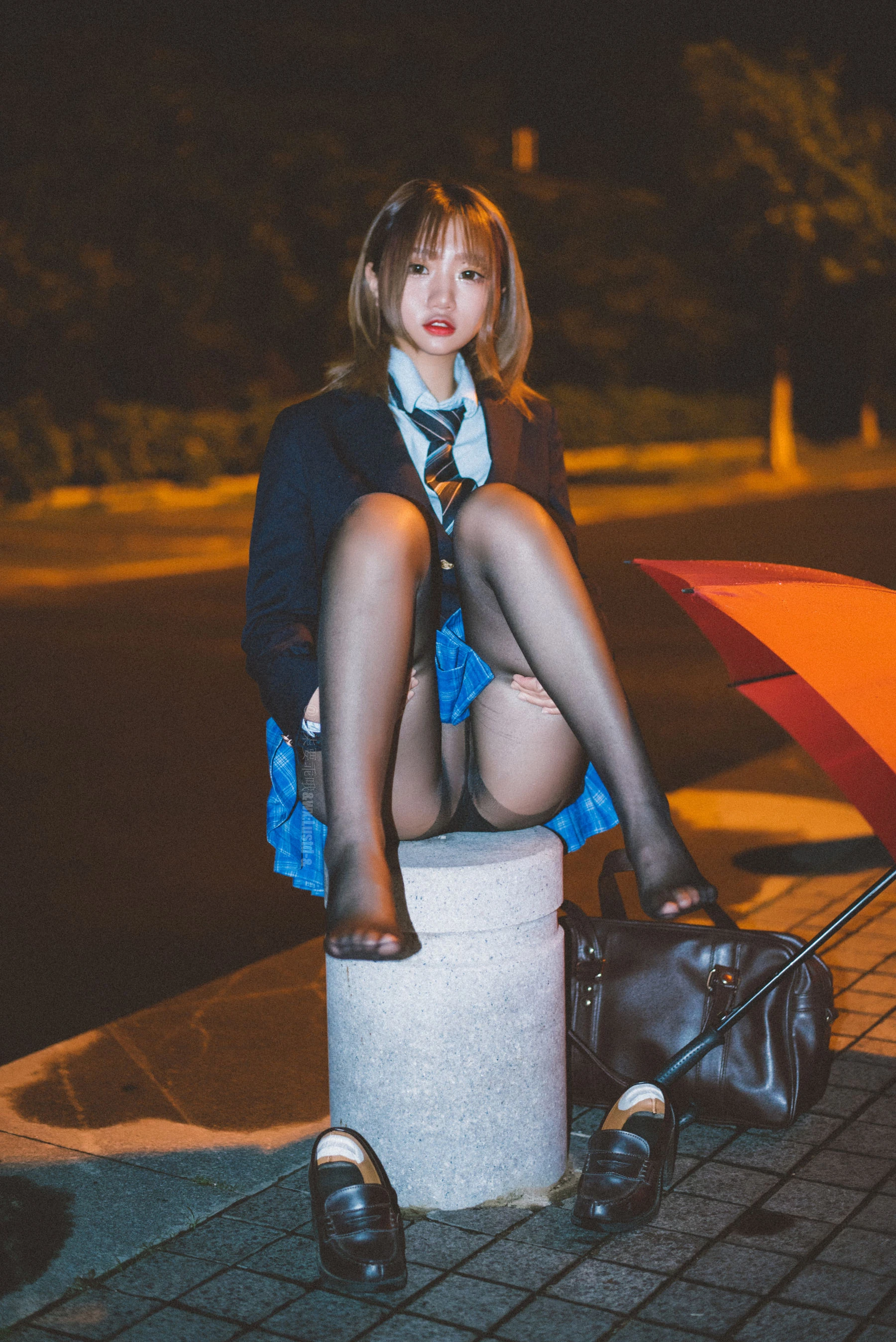 动漫博主柒柒要乖哦 – 深夜公园JK [36P]插图1