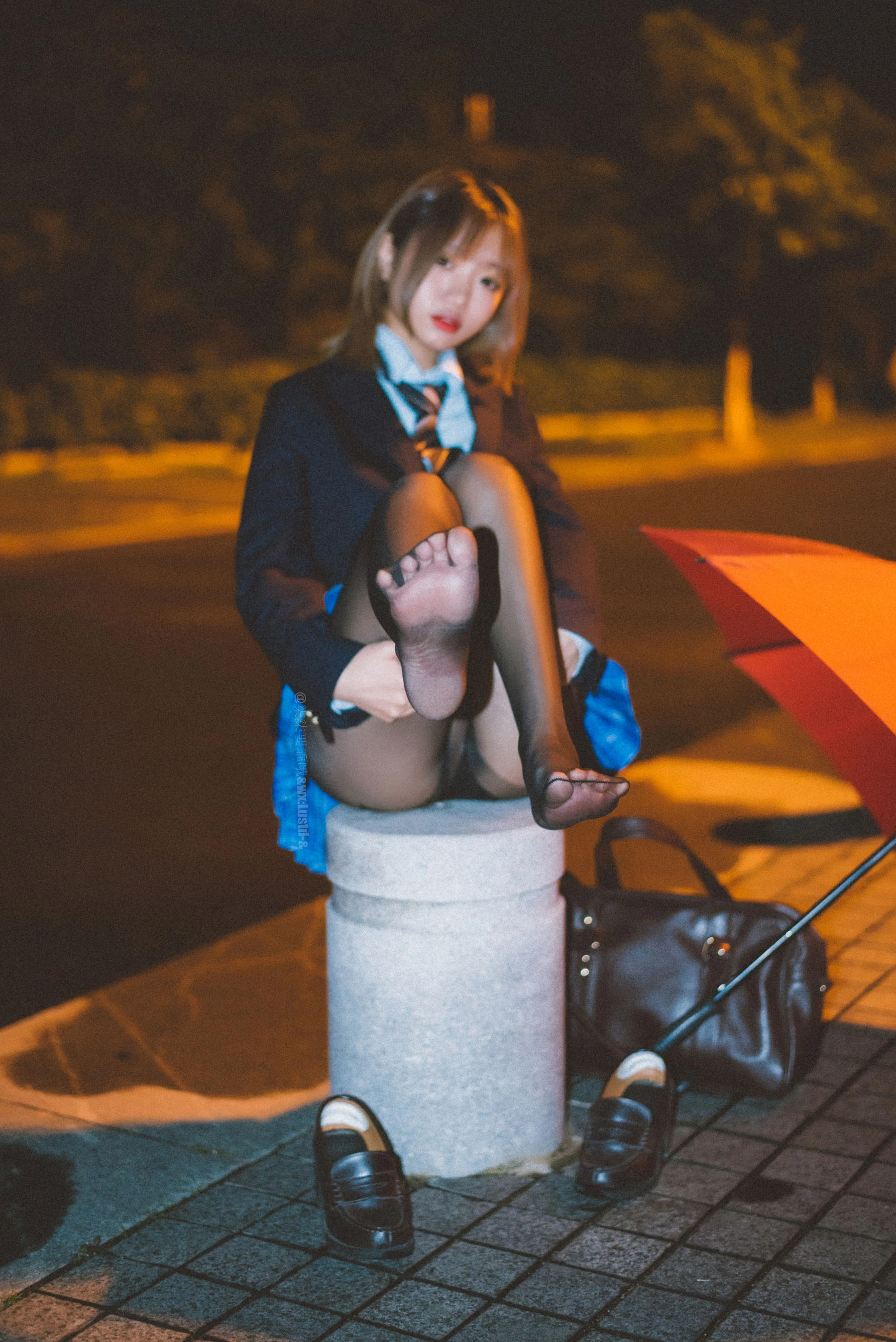 动漫博主柒柒要乖哦 – 深夜公园JK [36P]插图2