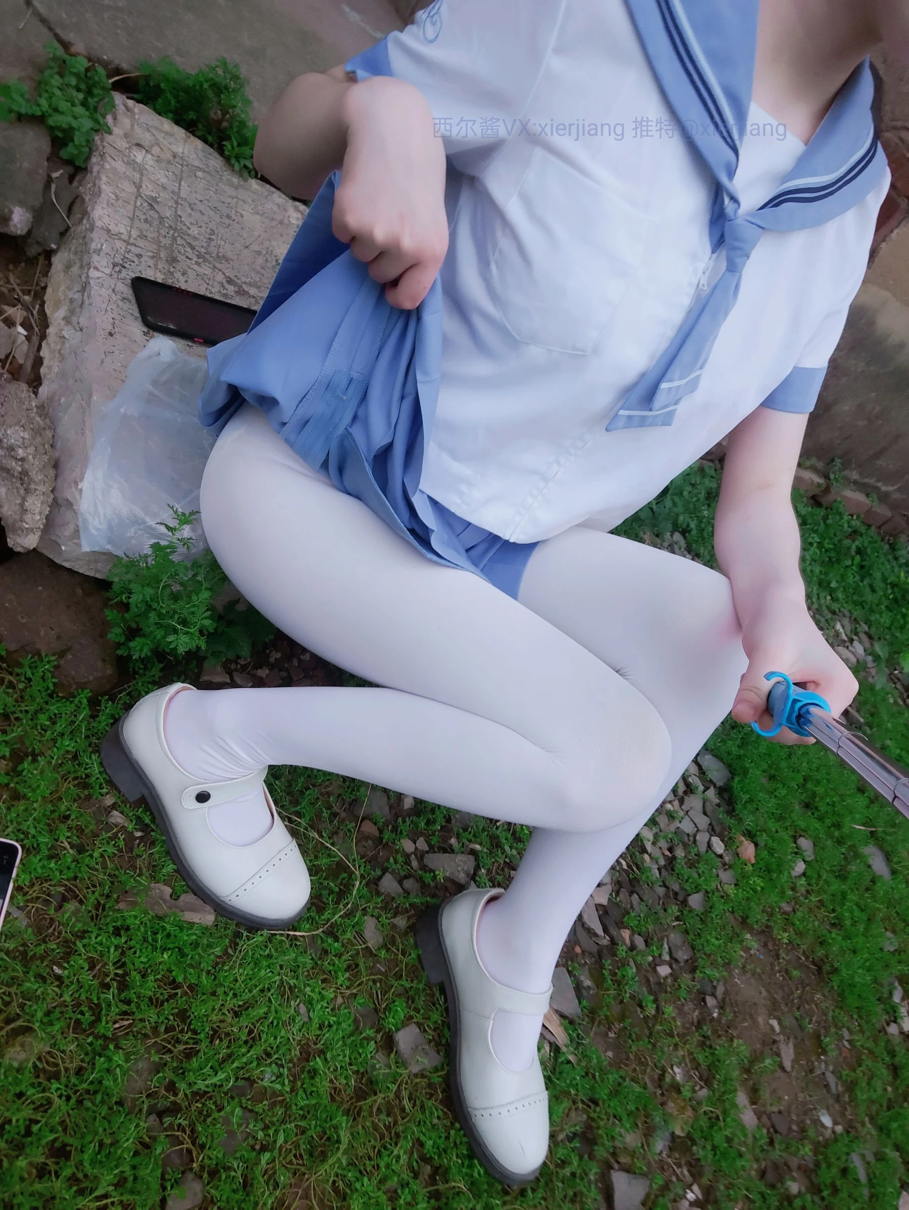 微博萌妹子西尔酱 – 青草水手服插图3