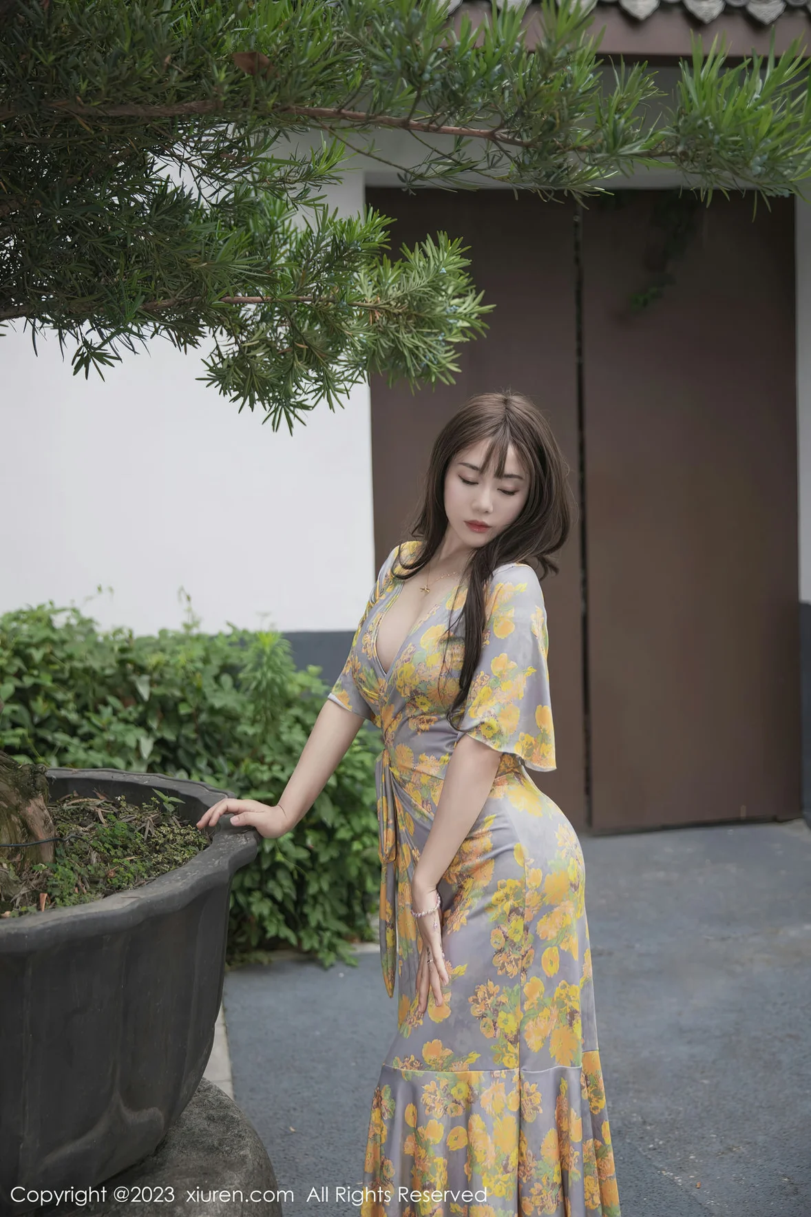 XiuRen 秀人 No.6949 严利娅Yuliya 黄灰色睡裙性感写真 [85P]插图3