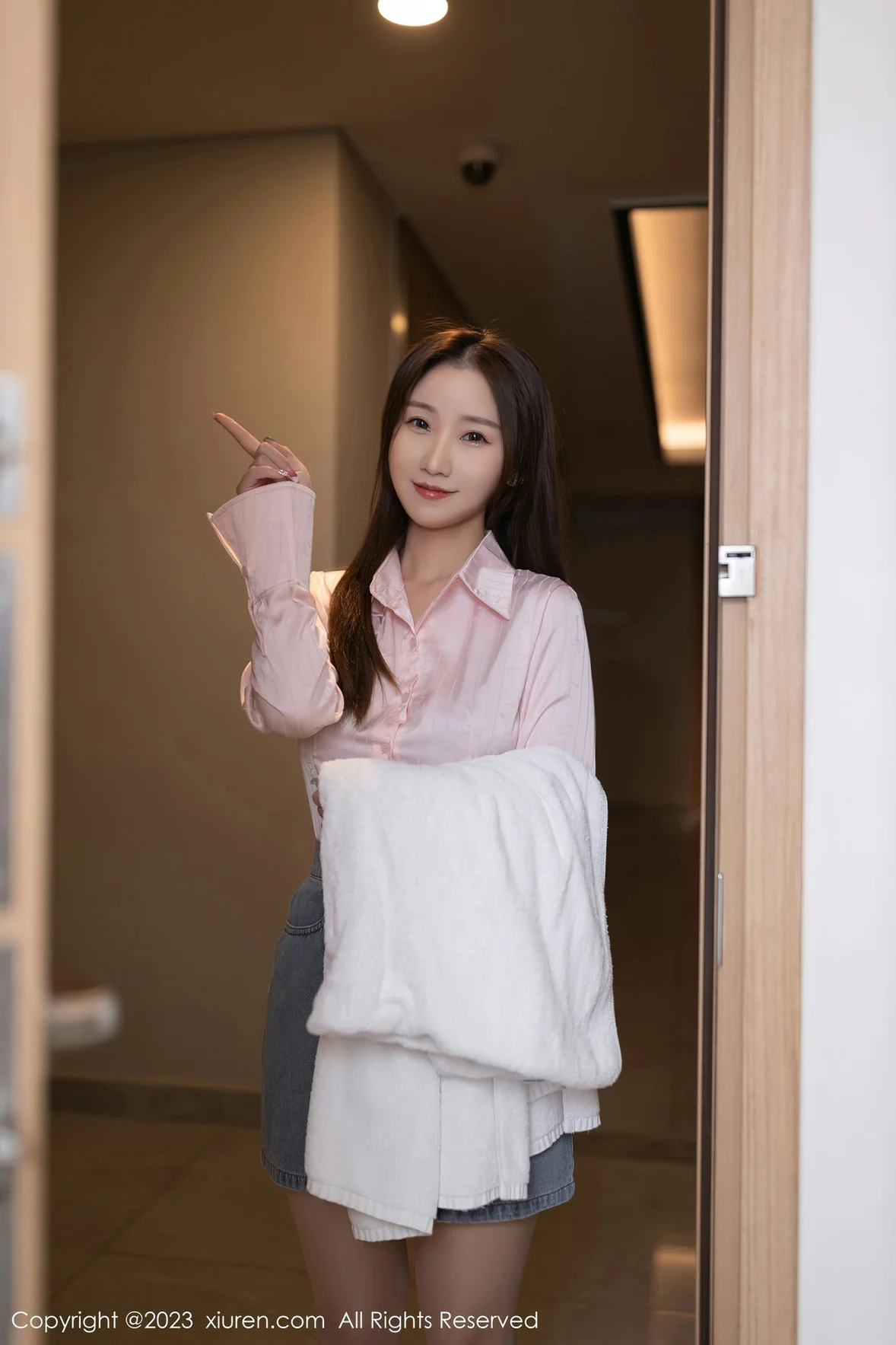 XiuRen 秀人 No.6832 主题“向邻居借水” 杏子Yada 性感写真 [80P]高清在线欣赏-撸撸奈子