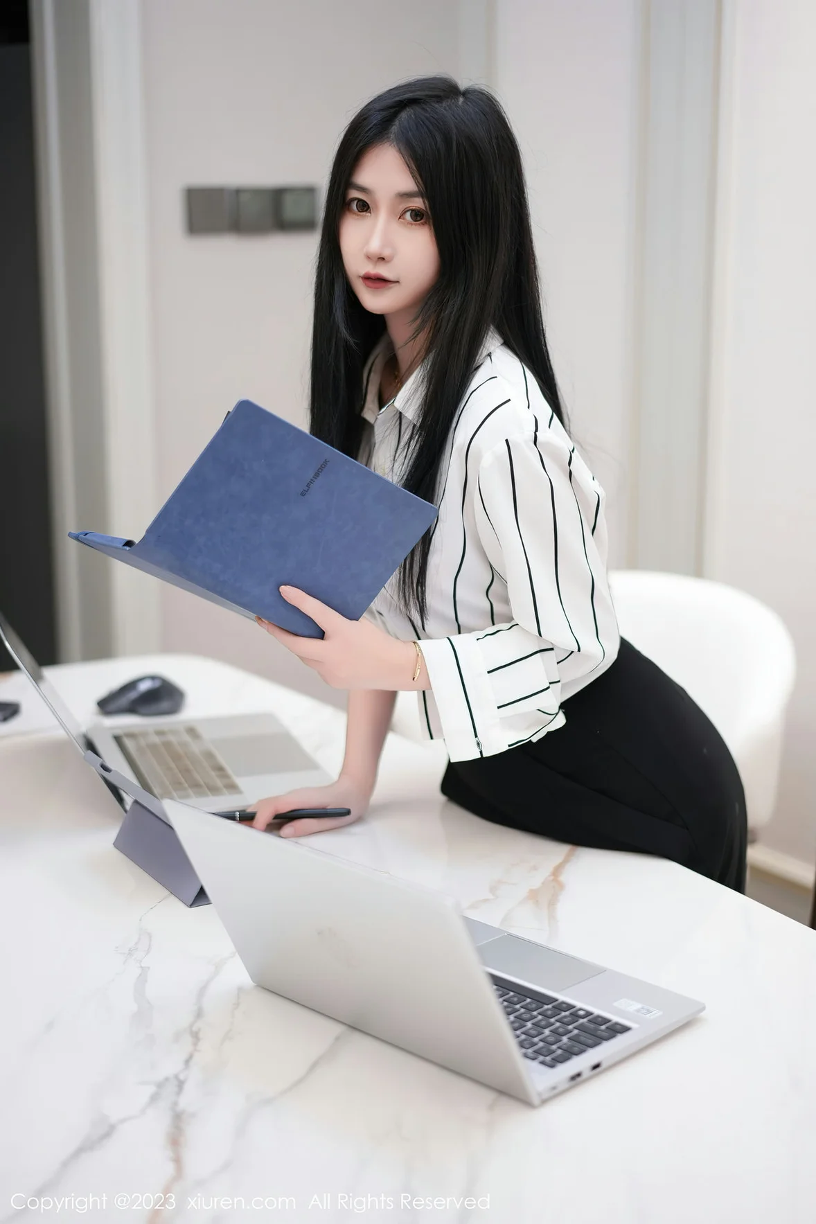 XiuRen 秀人 No.6845 laura阿姣 妩媚欲滴性感写真 [74P]插图1