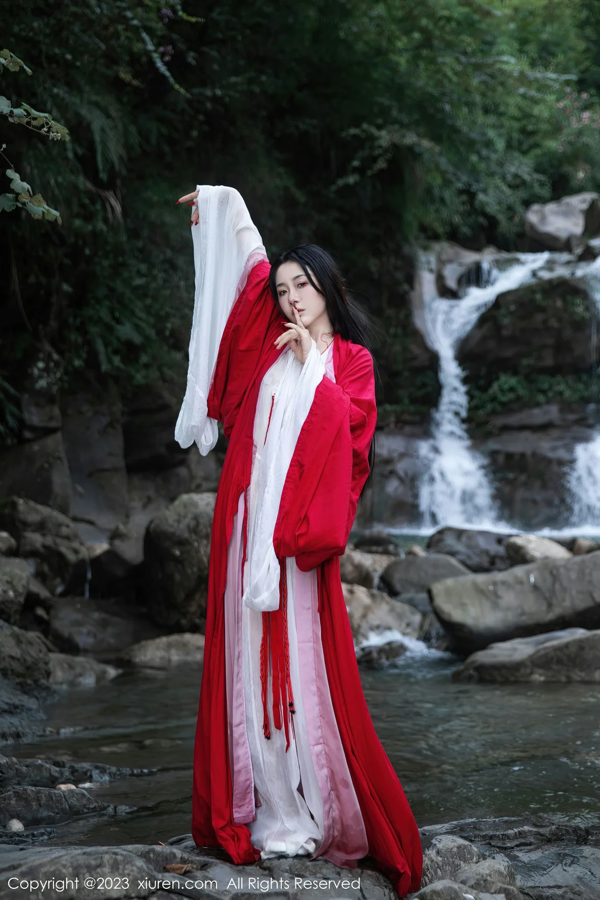 XiuRen 秀人 No.7295 严利娅Yuliya 户外诱惑红色古装性感写真 [90P]插图1