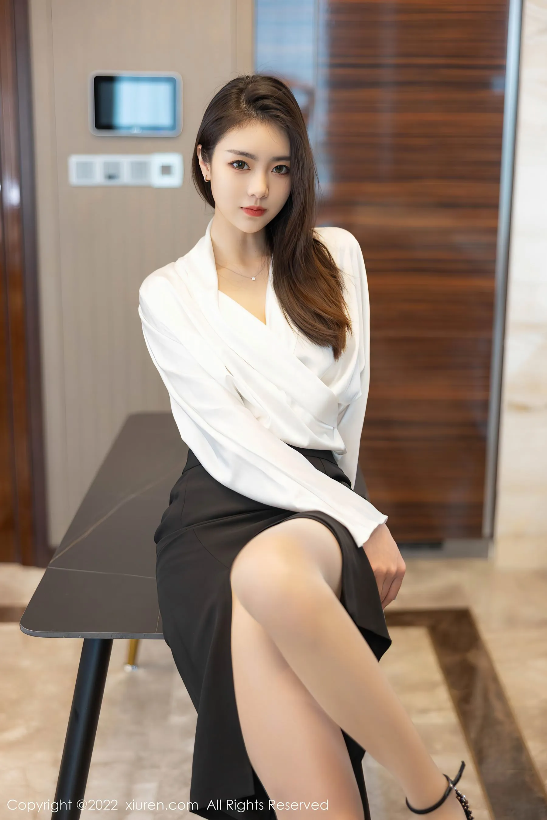 秀人网 No.4869 可樂Vicky 长发美女丝袜美腿写真插图8