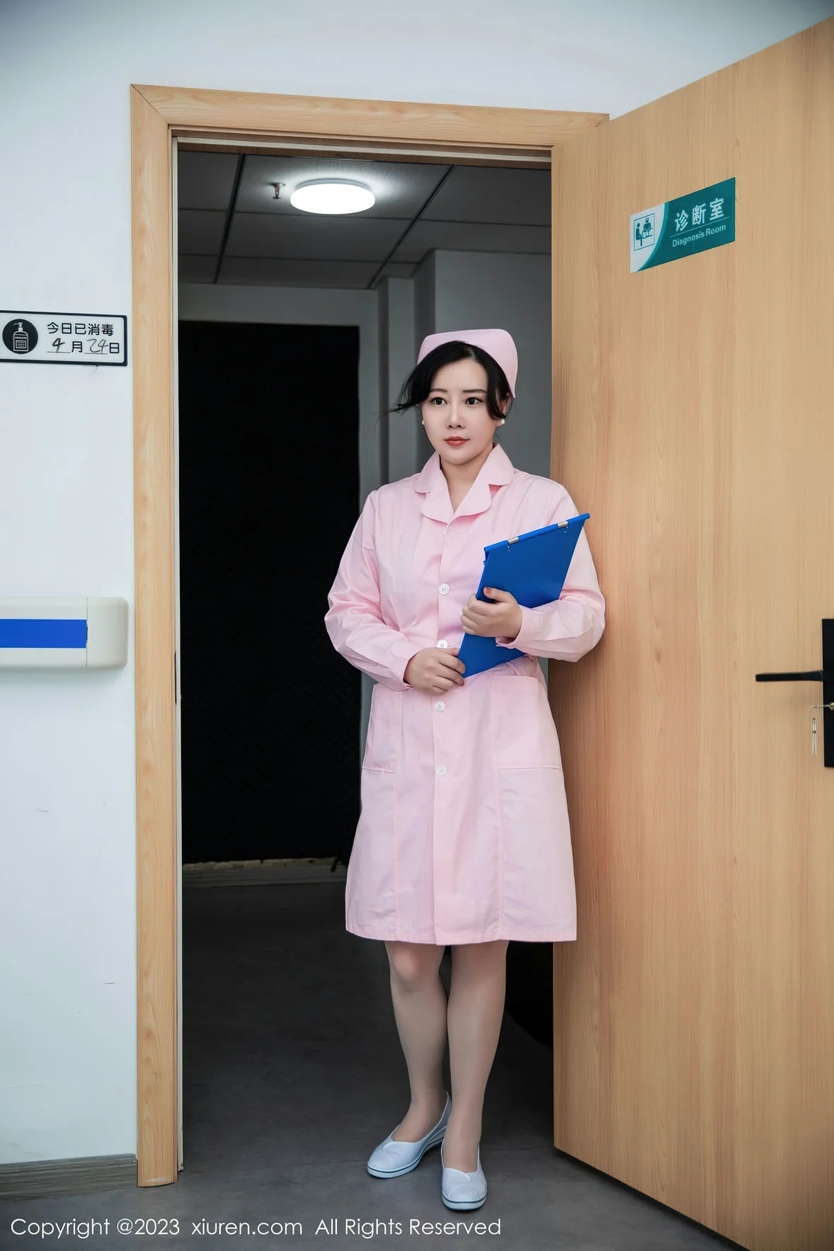 XiuRen 秀人 No.7199 王婉悠Queen 粉色情趣护士性感写真 [82P]插图1
