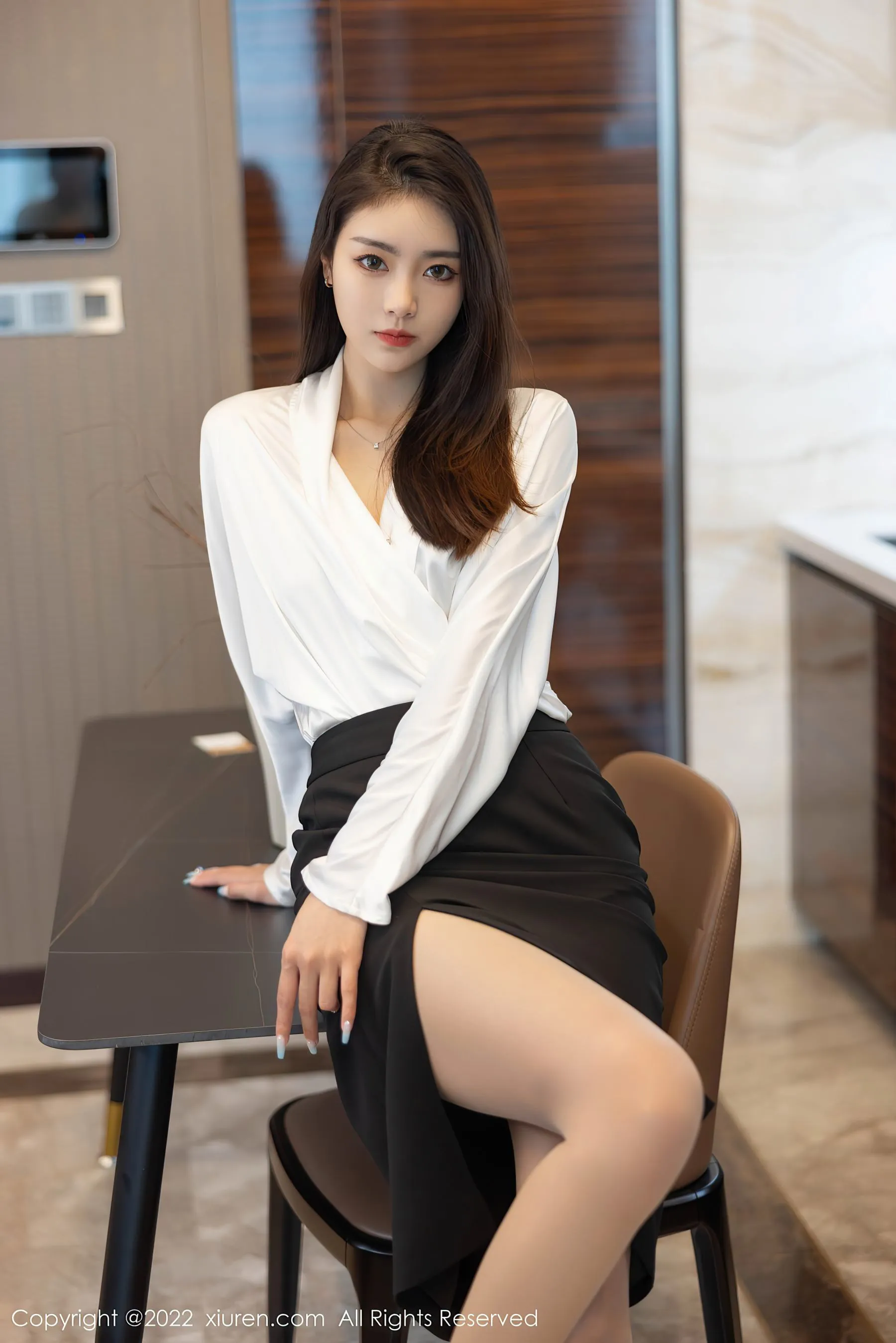 秀人网 No.4869 可樂Vicky 长发美女丝袜美腿写真插图4