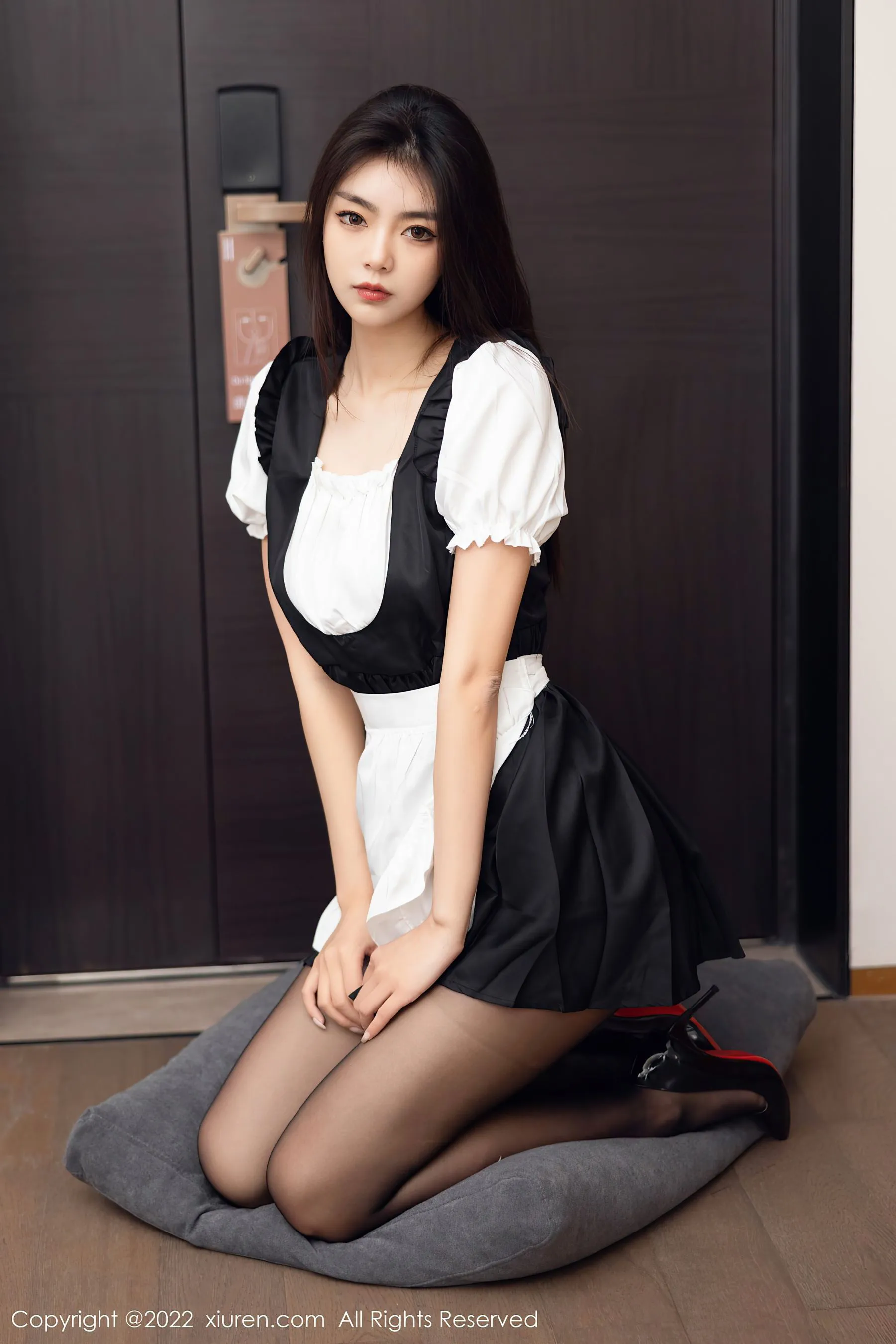 秀人网 No.5706 可樂Vicky 黑丝美腿高清在线欣赏-撸撸奈子