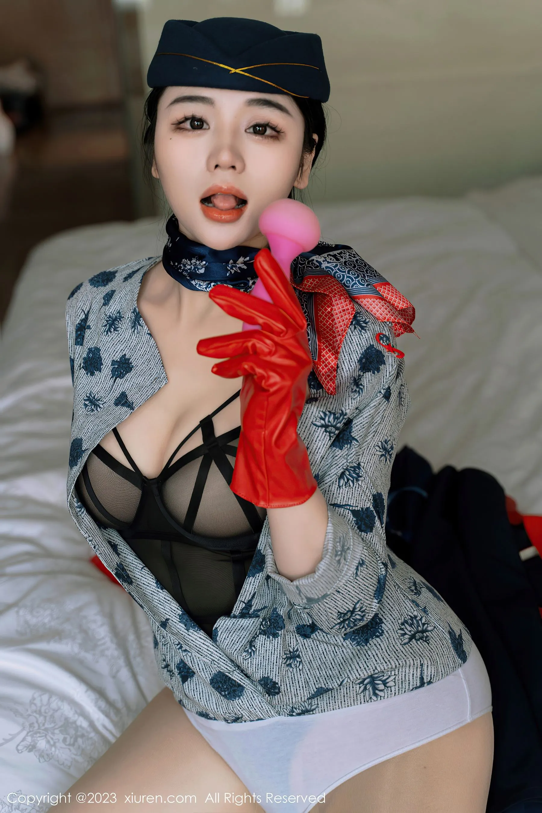 秀人网 No.6790 汐汐爱吃草莓 制服美臀插图2