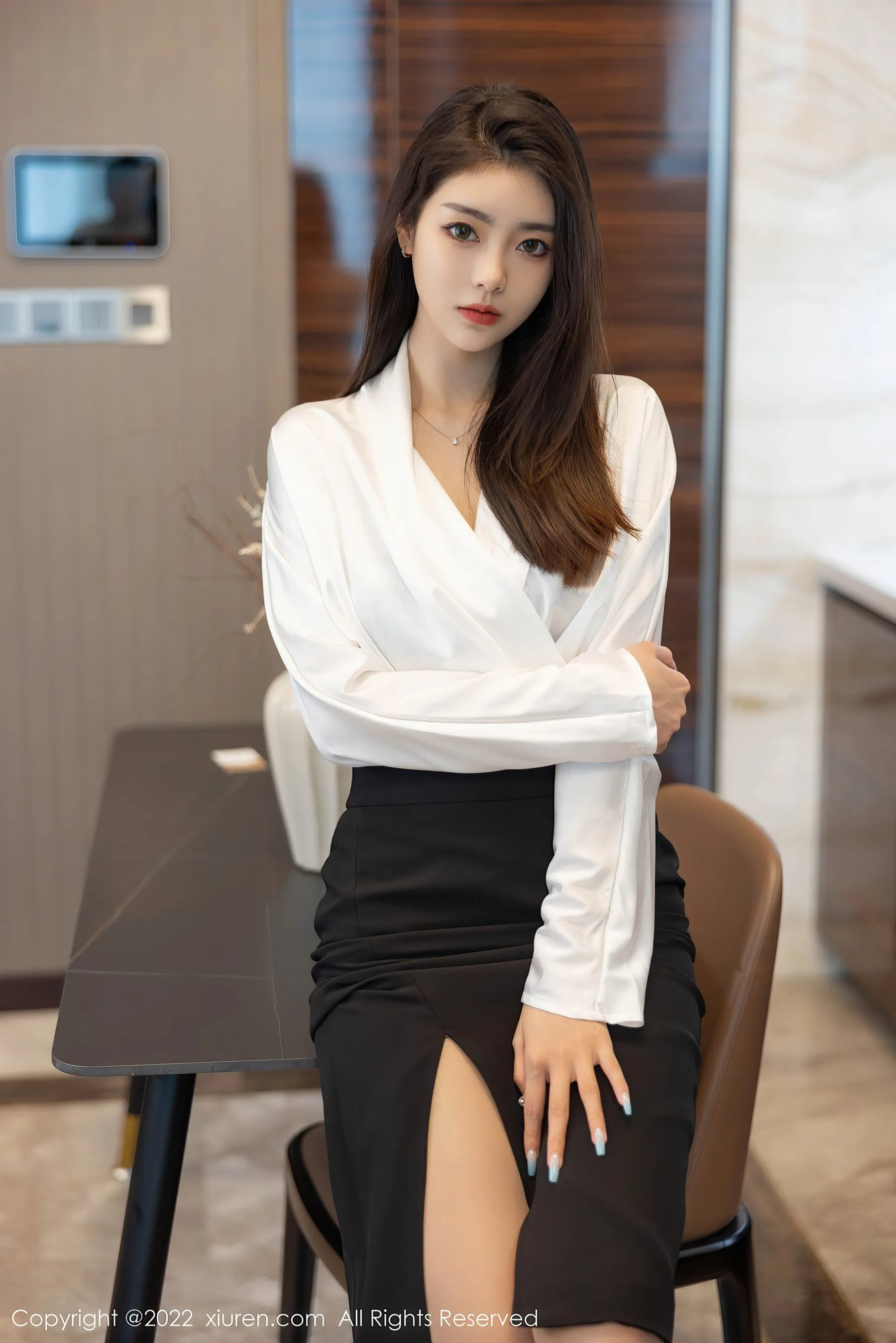 秀人网 No.4869 可樂Vicky 长发美女丝袜美腿写真插图3
