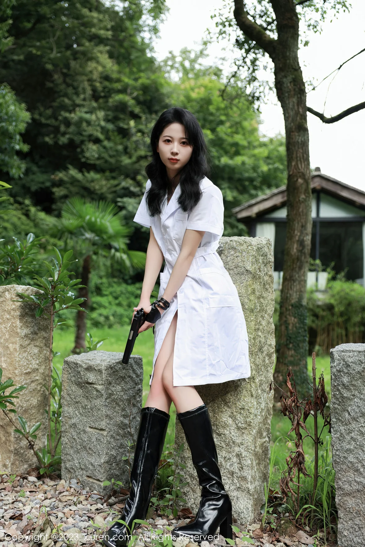 XiuRen 秀人 No.7061 糖豆sisi 野外白色外衣性感写真 [55P]插图6